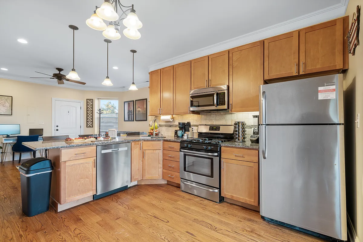 Building Photo - 2117 W Irving Park Rd #1R