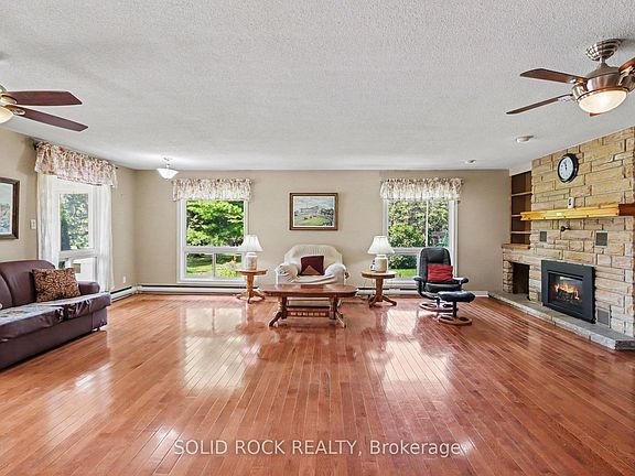 5th image of 220 Highfield Cres