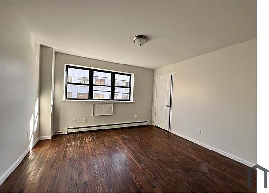 5th image of 2587 Bainbridge Ave #A