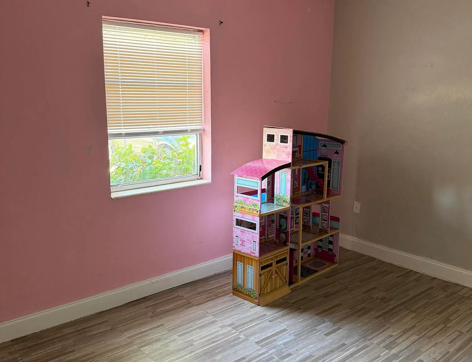 3 bed, 2.0 bath, 1008 sqft, $2,500 — Photo 2