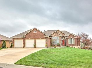 125 SW Gray Cir, Lees Summit, MO 64081