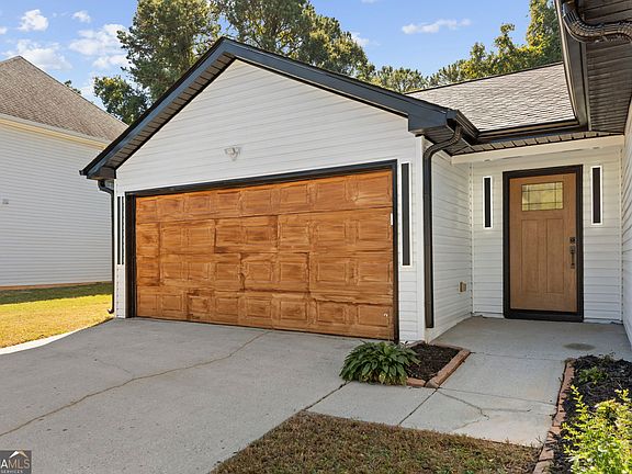 2nd image of 1443 Pebble Ridge Ln