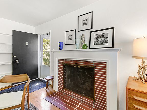 Fireplace w/ gas logs