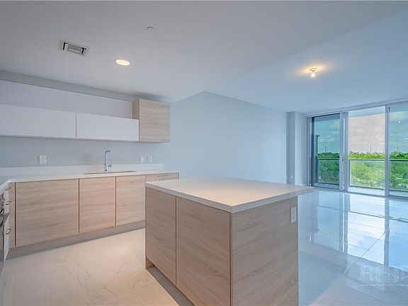 2nd image of 16385 Biscayne Boulevard #405