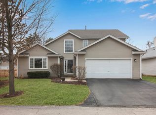 169 N Crooked Lake Ln, Lindenhurst, IL