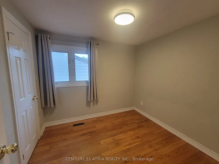 28 Holsworthy Cres — Photo 24