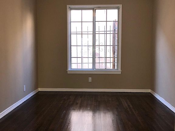 5th image of 1334 S Cloverdale Ave