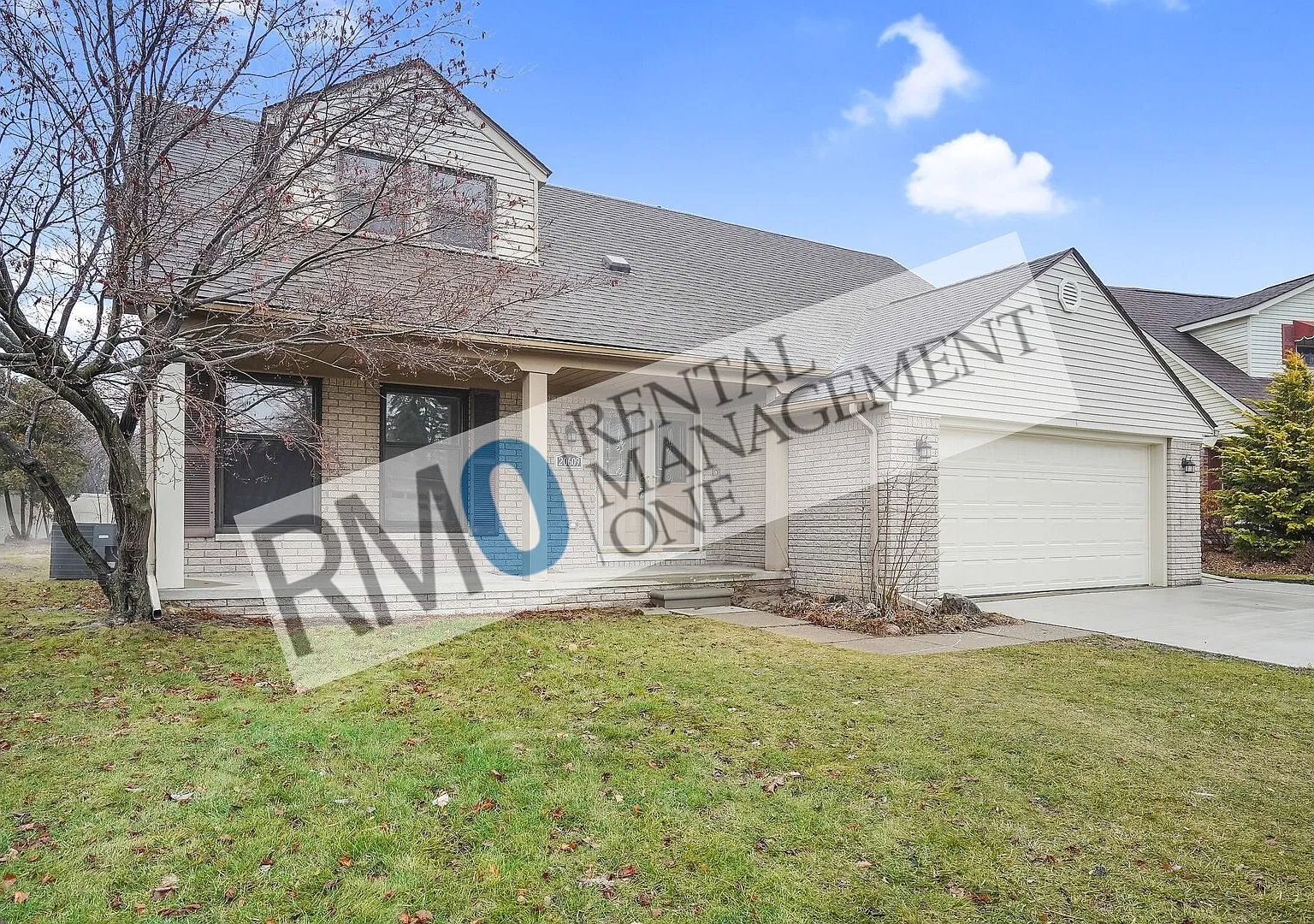 Beautifully Updated 4 Bed / 2.5 Bath Colonial in Riverview — Photo 2