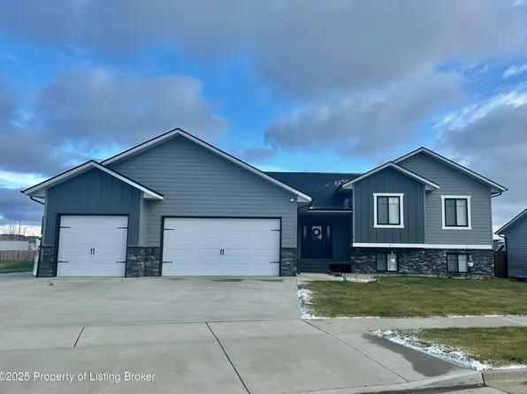 1744 Yellowstone Cir, Dickinson, ND 58601