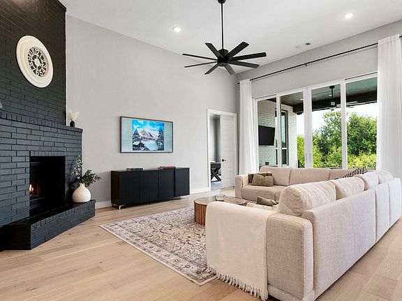 4th image of 304 Sadaba St