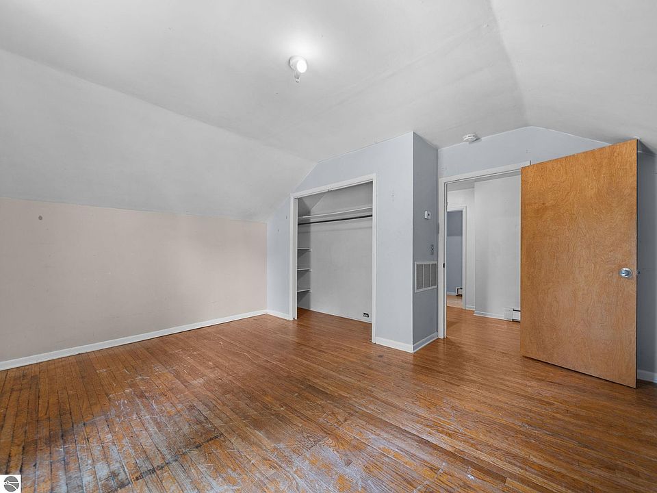 25th image of 409 E Harris St