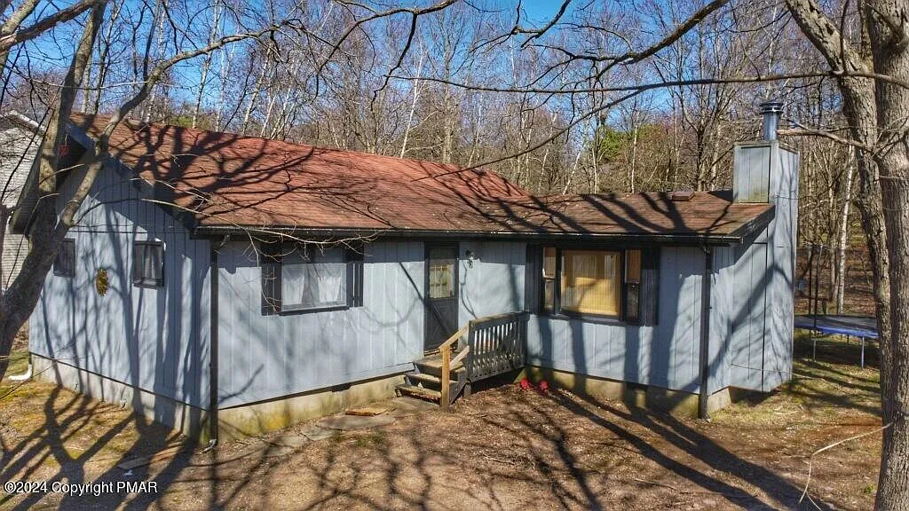 182 Crescent Way photo 1