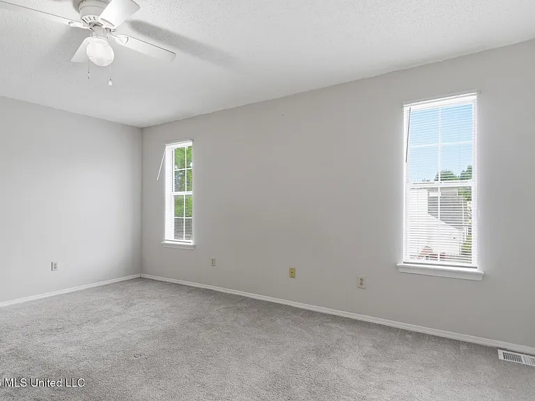 2387 Trafalgar Dr — Photo 18