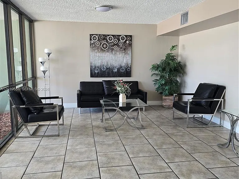 2761 Taft St #106 — Photo 27