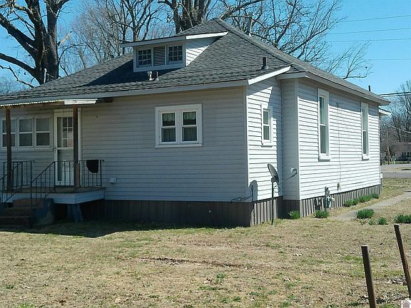 3rd image of 621 Oaks Rd
