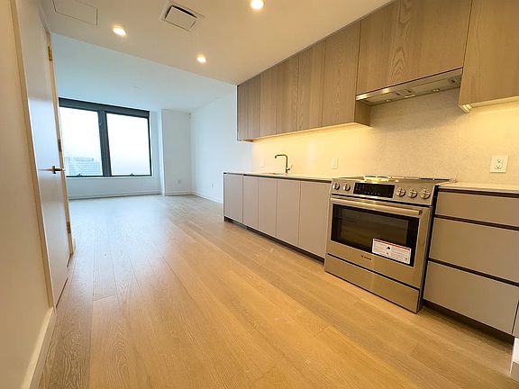 3rd image of 3 Court Sq Floor 4