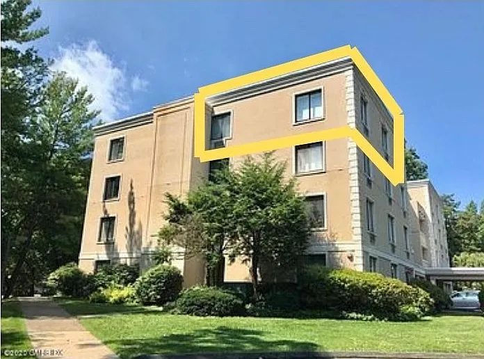 1535 E Putnam Ave #408 — Photo 3