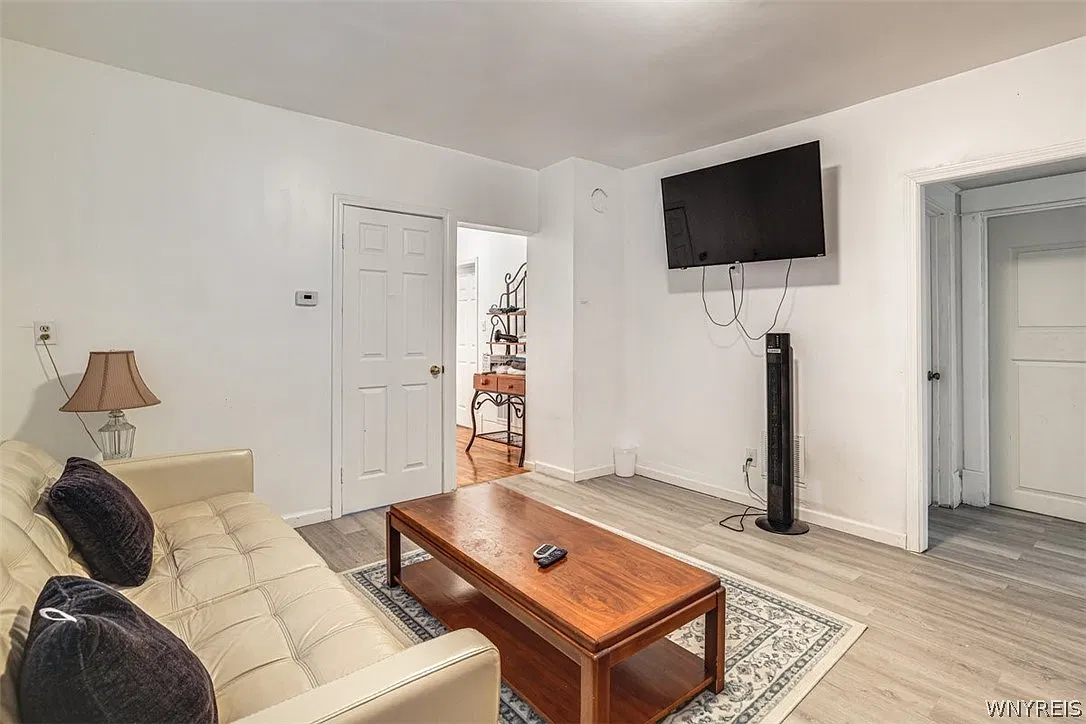 3 bed, 1.0 bath, 962 sqft, $1,250 — Photo 4