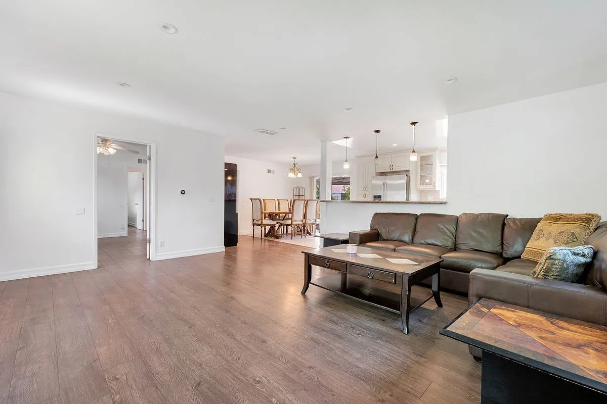 3 bed, 2.0 bath, 1250 sqft, $3,800 — Photo 2