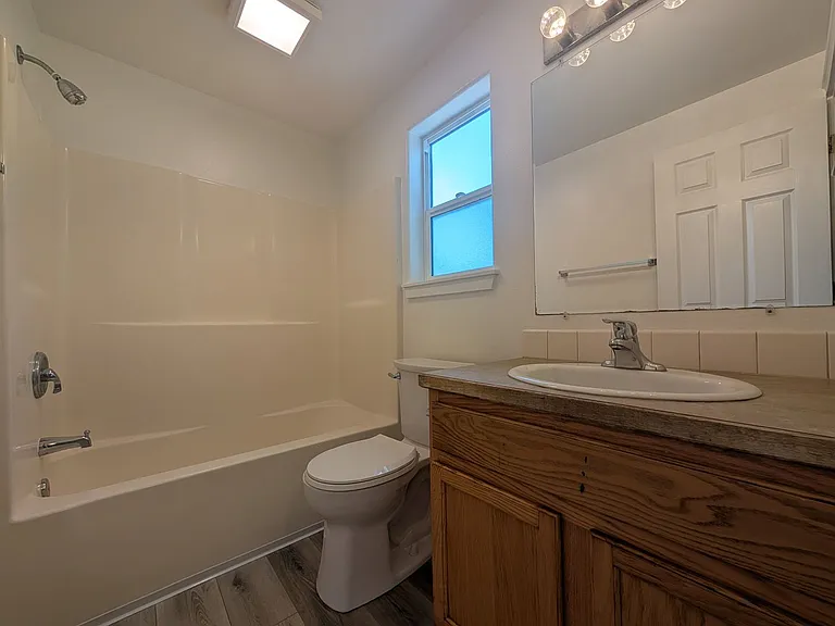 484 Helen St — Photo 18