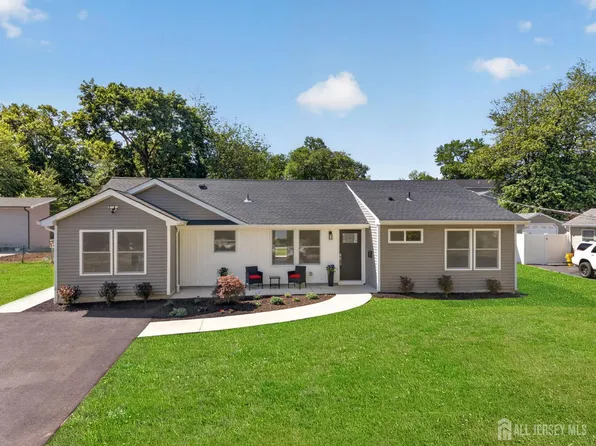 19 Springdale Rd, Kendall Park, NJ 08824