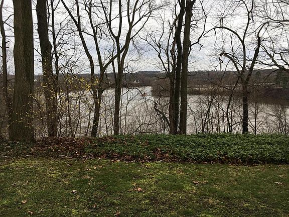 4th image of 490 Lake Dr