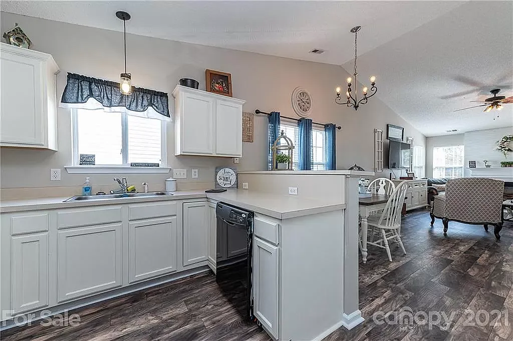 3 bed, 1205 sqft, $2,200 — Photo 2
