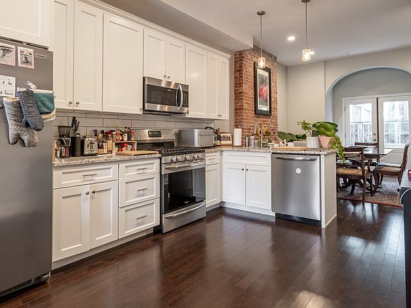 4th image of 209 East Mount Royal Ave