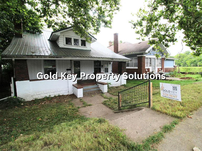 815 N Elm St — Photo 2