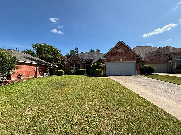 2316 London Dr — Photo 1
