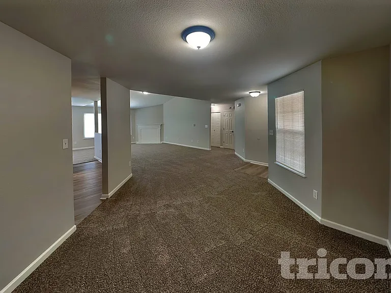 8539 Captain Dr — Photo 3