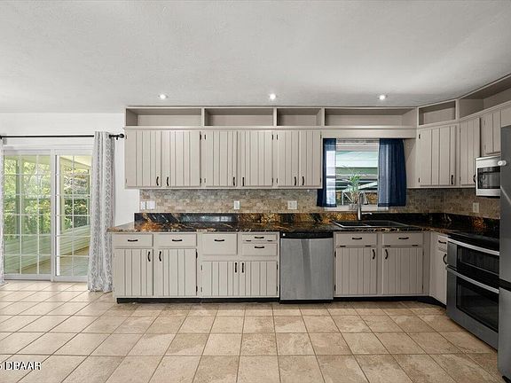5th image of 14 Woodlake Dr