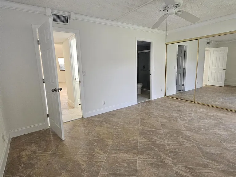 211 E Saxony Ln #211 — Photo 9
