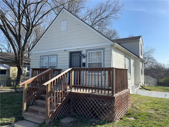 6747 Chestnut Ave, Kansas City, MO 64132