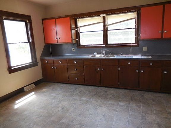 2nd image of 3002 Brook Park Dr