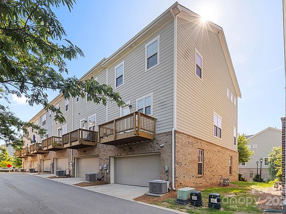 3rd image of 9324 Ainslie Downs St