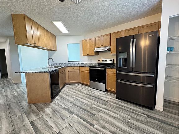 4th image of 215 Fernwood St