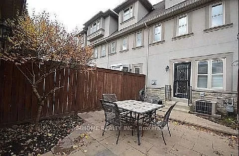 9013 Yonge St — Photo 2