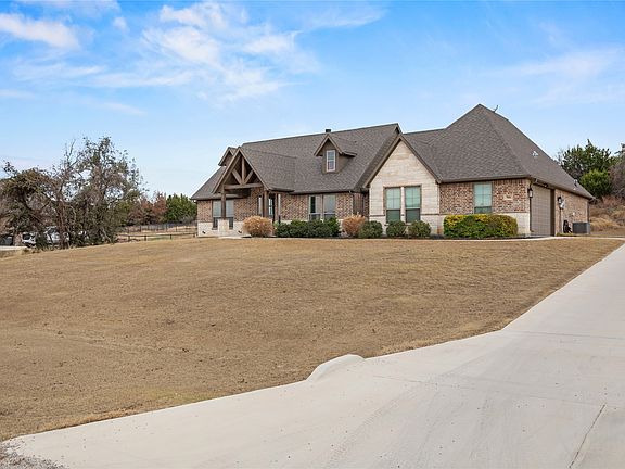 4th image of 916 Silver Leaf Dr