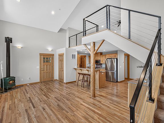3rd image of 470 Beach St