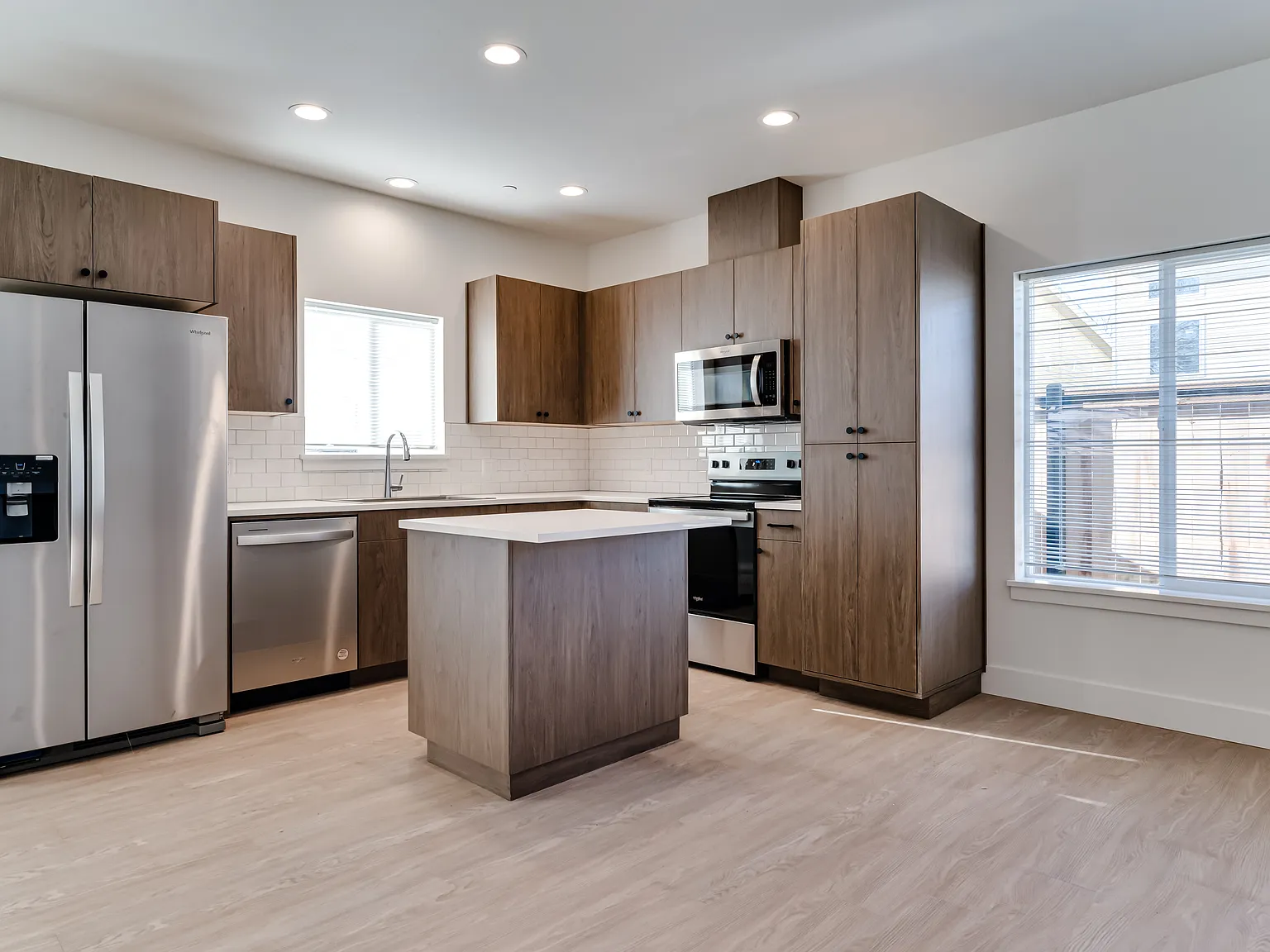 2 bed, 1.5 bath, 1001 sqft, $1,800 — Photo 3