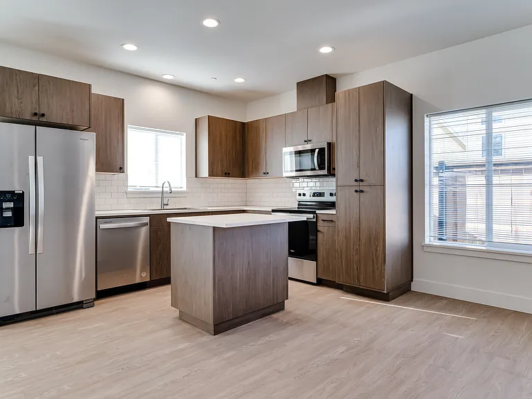 1546 Lake Dr — Photo 3