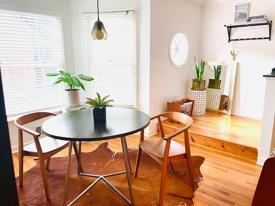Dining room with bay windows