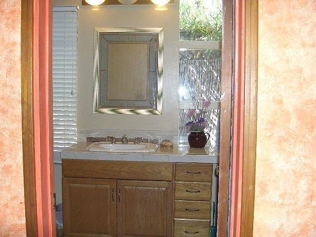 3 bed, 1.0 bath, 2400 sqft, $900 — Photo 3