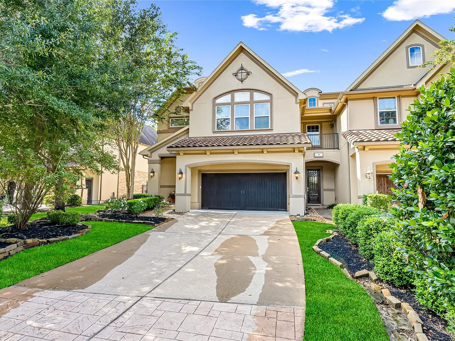 3 bed, 2.5 bath, 2043 sqft, $3,200 — Photo 1