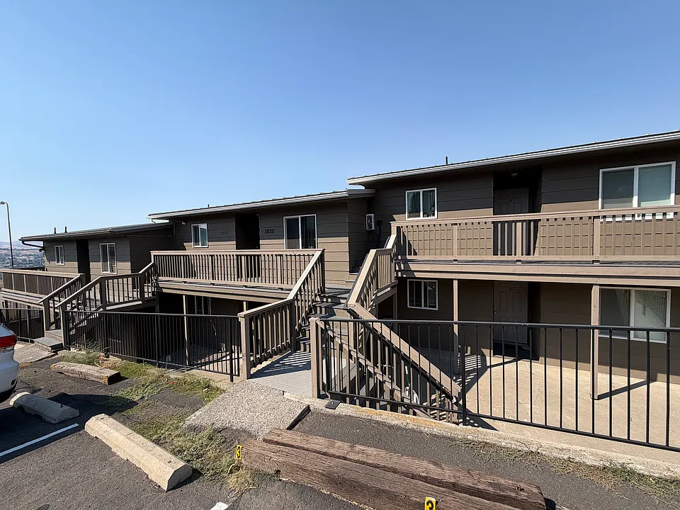 2825 Mayfair Dr
