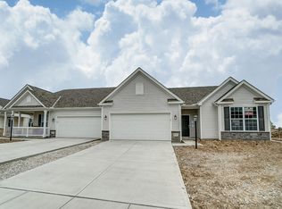 209 Woodland Sky Dr, Pataskala, OH 43062