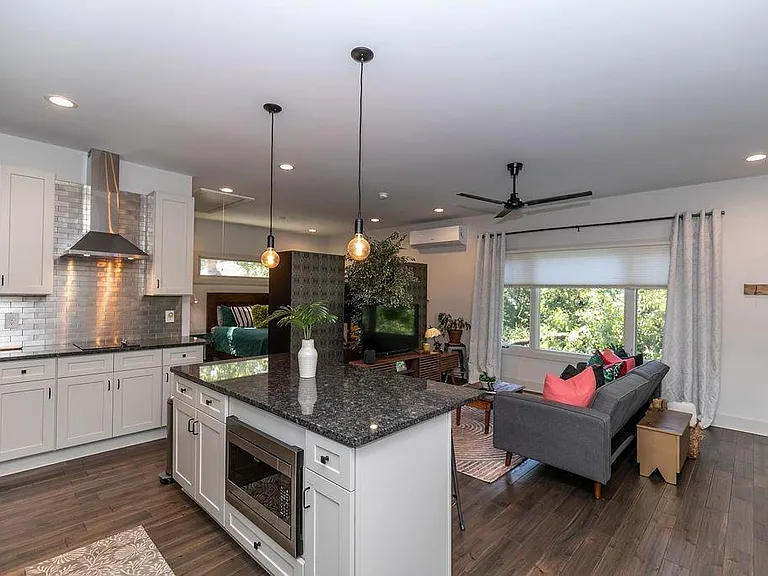 1084 Sanders Ave SE #B — Photo 8