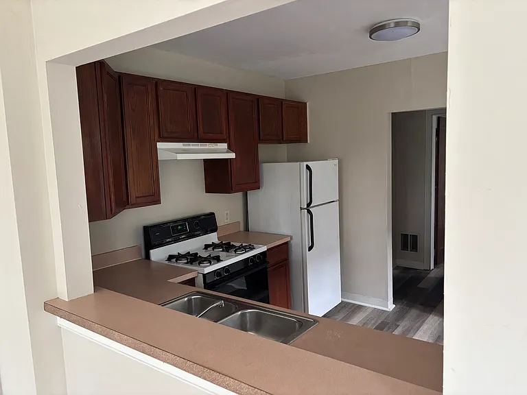 336 Batavia St #210 — Photo 5