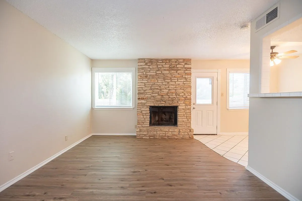 2 bed, 1.5 bath, 1150 sqft, $1,350 — Photo 4